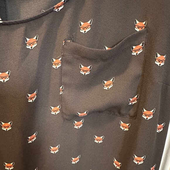 Torrid Gray Short Sleeved Blouse w/ Fox Print and Button Up Back-Size 1 - Picture 3 of 6